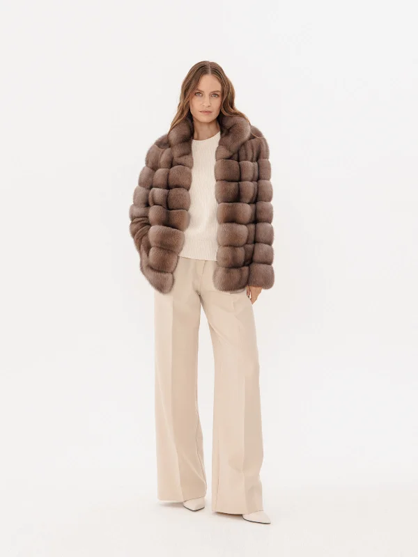 Men coats with a contrasting trim for a fashion - forward aesthetic Kurzer Pelzmantel aus Zobelfell mit eingesetzten Ärmeln