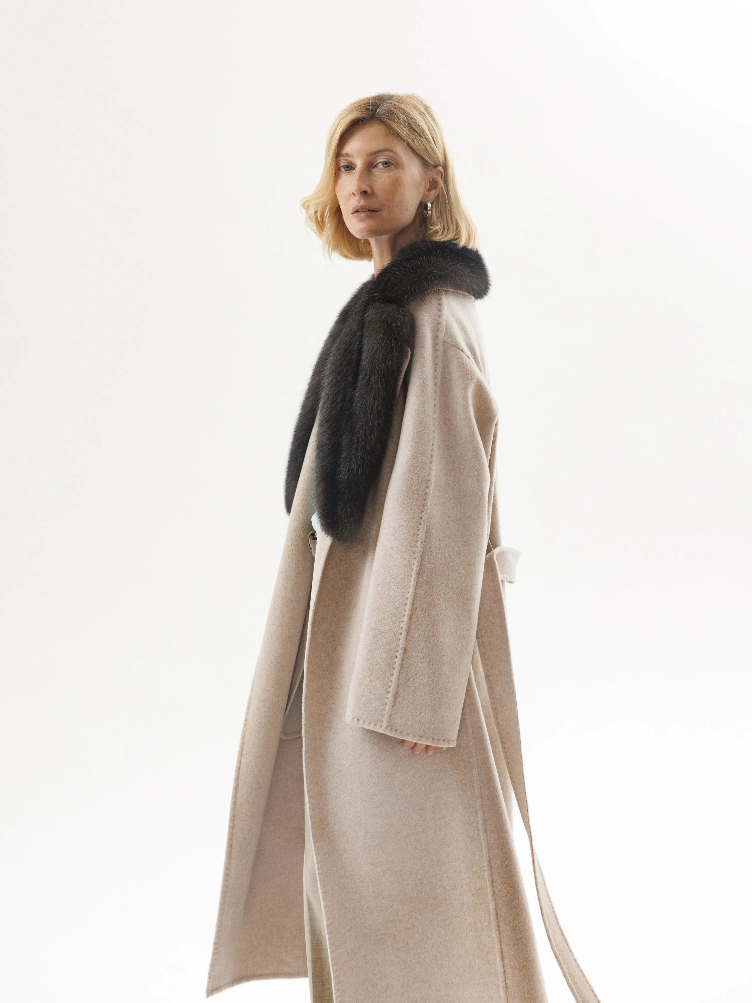 Men coats with multiple inner pockets for convenient storage of essentials Cashmere coat with one piece sable fur collar