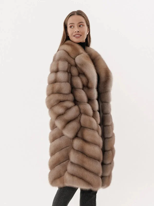 Men coats with a wind - resistant outer layer for blustery weather Marderpelzmantel mit einteiligem, englischen Kragen