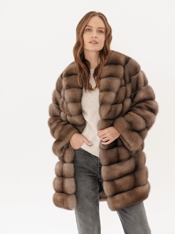 Men coats with a detachable faux - fur collar for a trendy and warm touch Pelzmantel aus wertvollem Barguzin-Zobelfell mit horizontalen Schnitt und Schalkragen