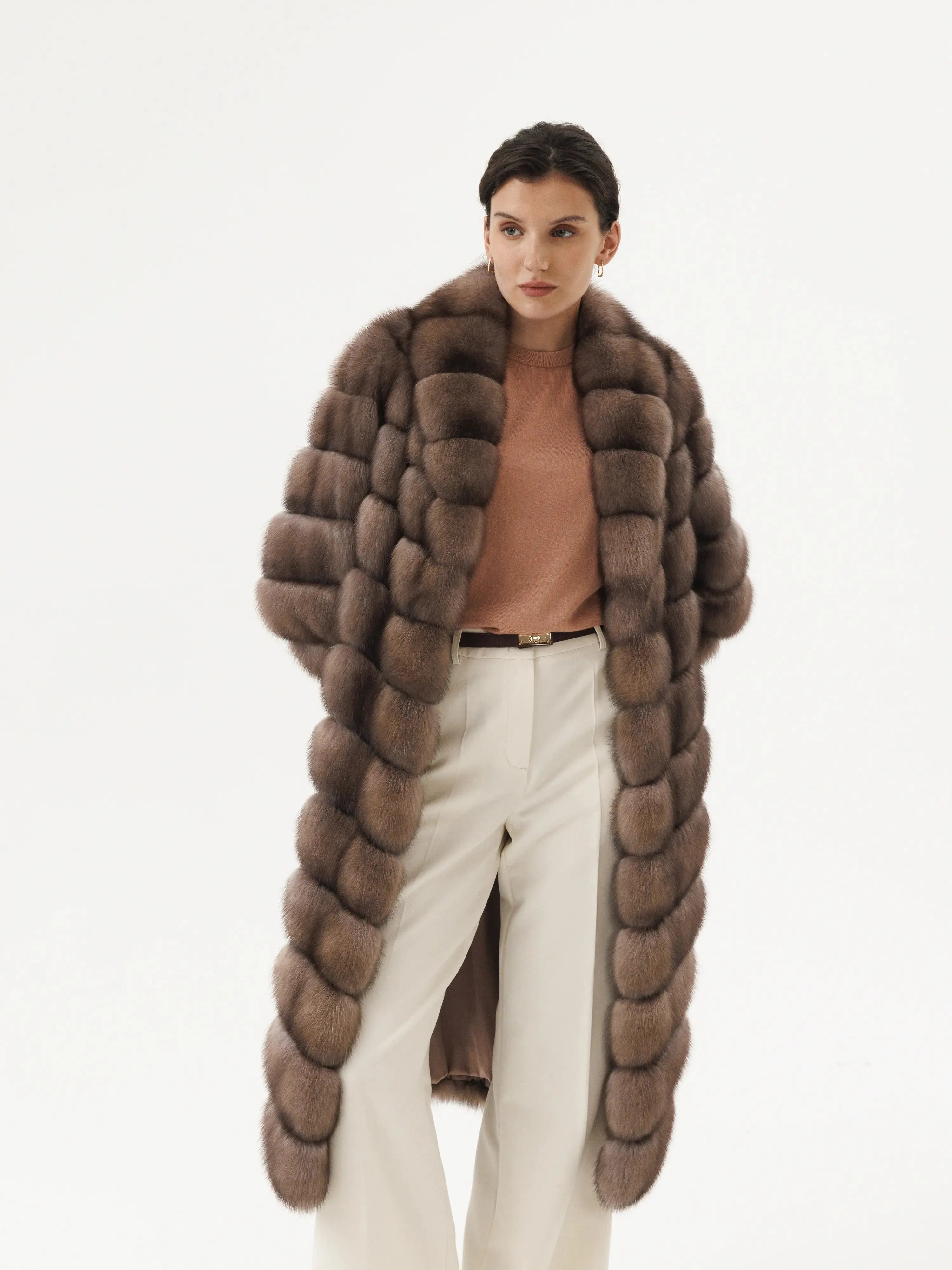 Stylish men coats with a double - breasted design for a formal look Pelzmantel aus Zobel mit Schalkragen und diagonales Felllayout