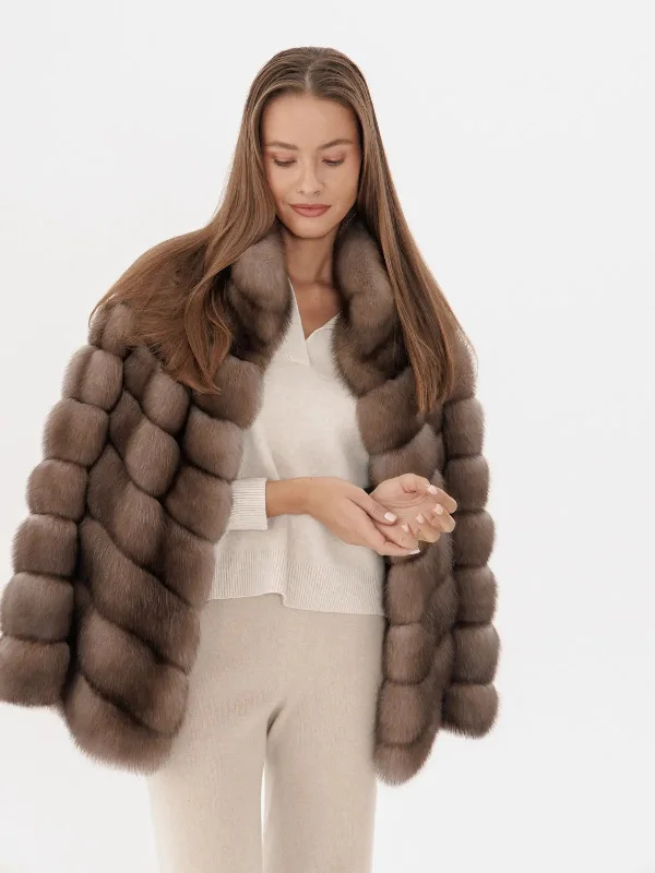 Men coats made from recycled materials for an eco - friendly choice Pelzmantel mit Stehkragen aus Zobelfell