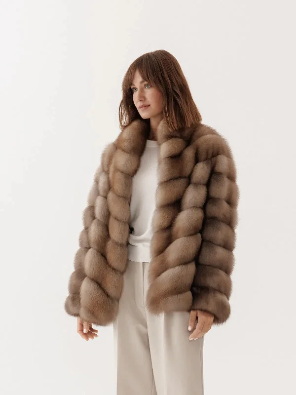 Men coats with a wind - resistant outer layer for blustery weather Short fur coat made of genuine marten fur