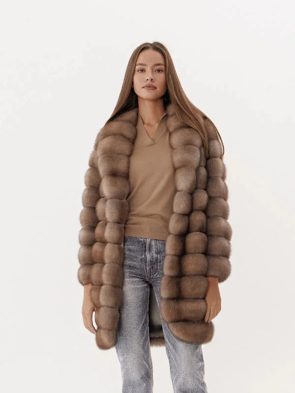 Long - line men coats reaching below the knee for maximum coverage Pelzmantel mit abgerundeten Seiten aus Marderfell