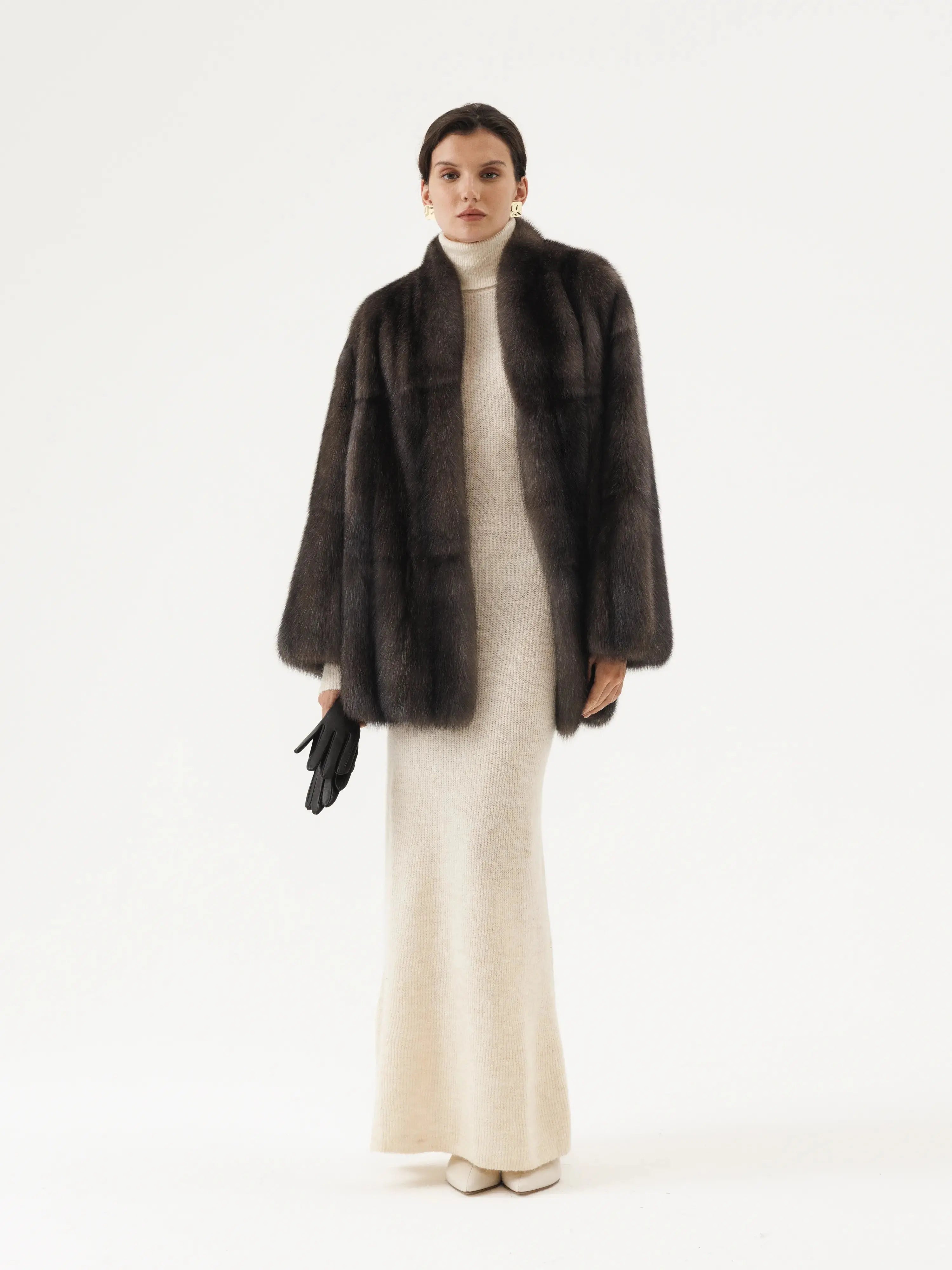 Long - line men coats reaching below the knee for maximum coverage Pelzmantel aus massivem Zobel mit Schalkragen