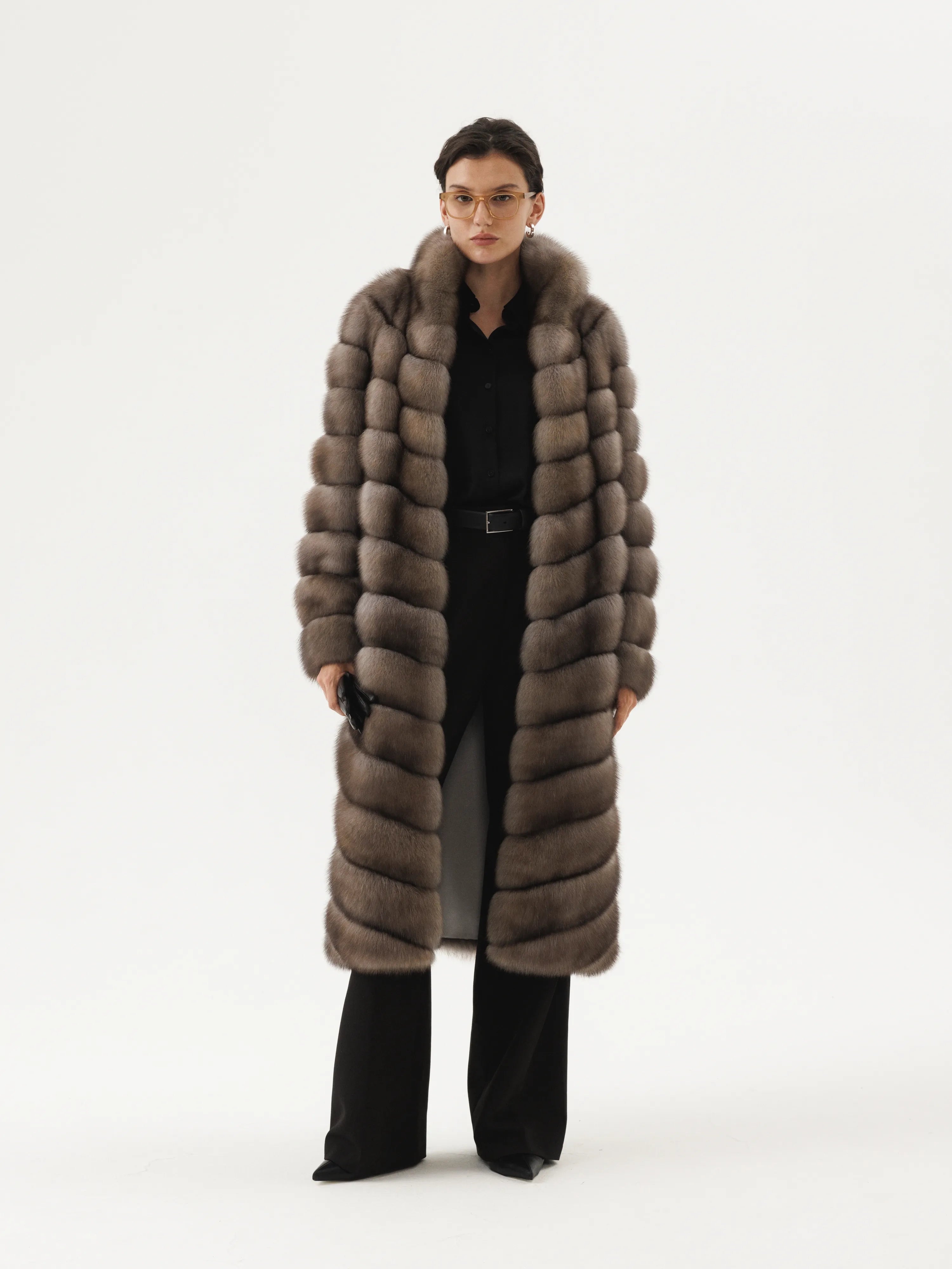 Men coats with a wind - resistant outer layer for blustery weather Langer Pelzmantel mit Stehkragen in hellem Farbton