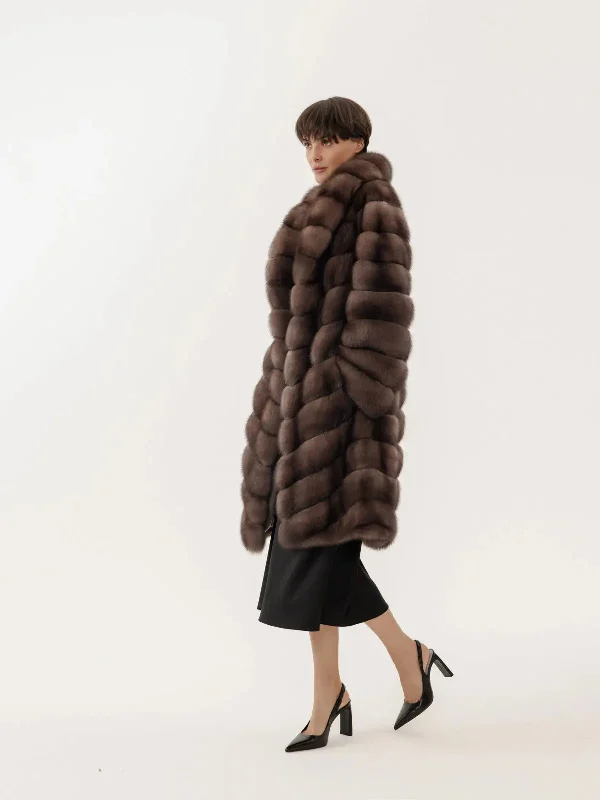 Men coats with a contrasting trim for a fashion - forward aesthetic Diagonaler Zobelpelzmantel mit Schalkragen