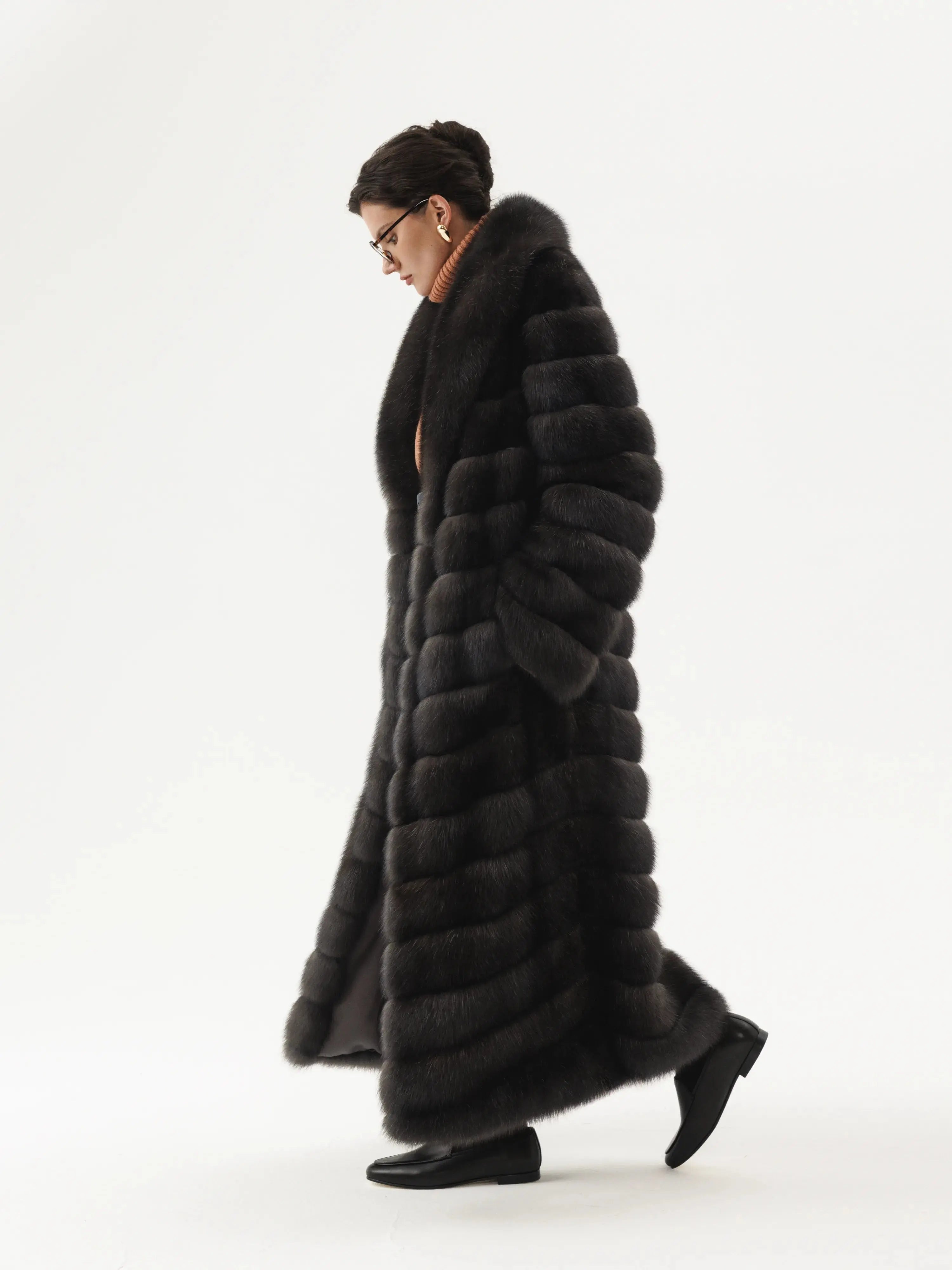 Men coats with a stand - up collar for a sleek and modern look Langer Zobelpelzmantel mit einteiligem Schalkragen