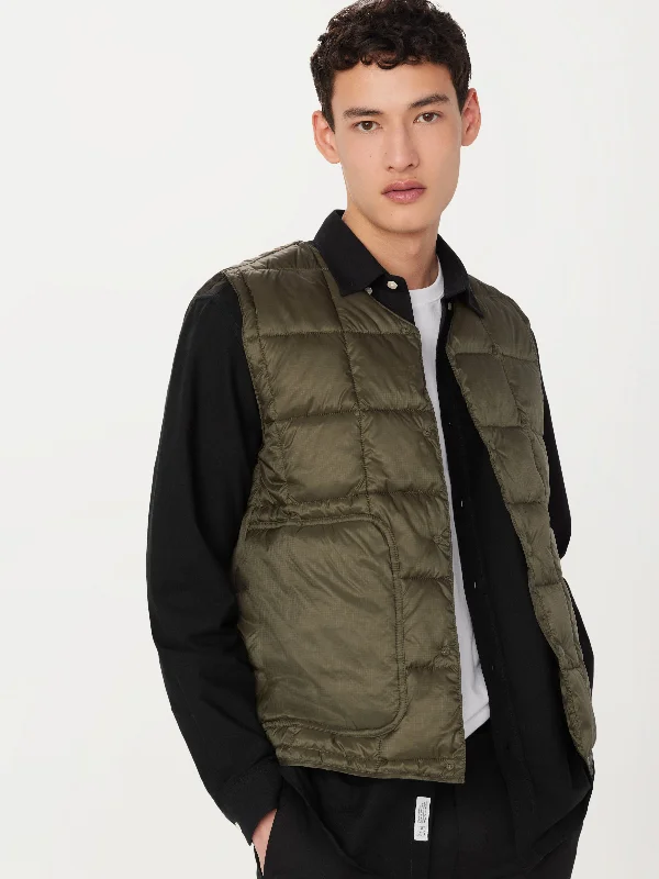 Men vest with a mandarin collar for a sophisticated appearance The Aero Packable Vest in Tuscany Green