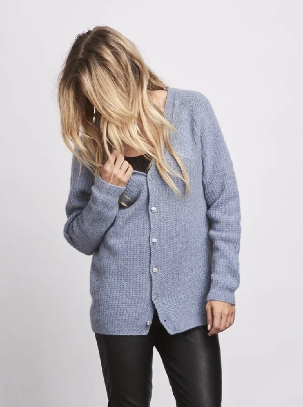 Athletic Fit Men's Striped Cardigan in Navy and White for a Nautical - Inspired Look Camille cardigan med perlemønster fra Önling, No 1 strikkekit