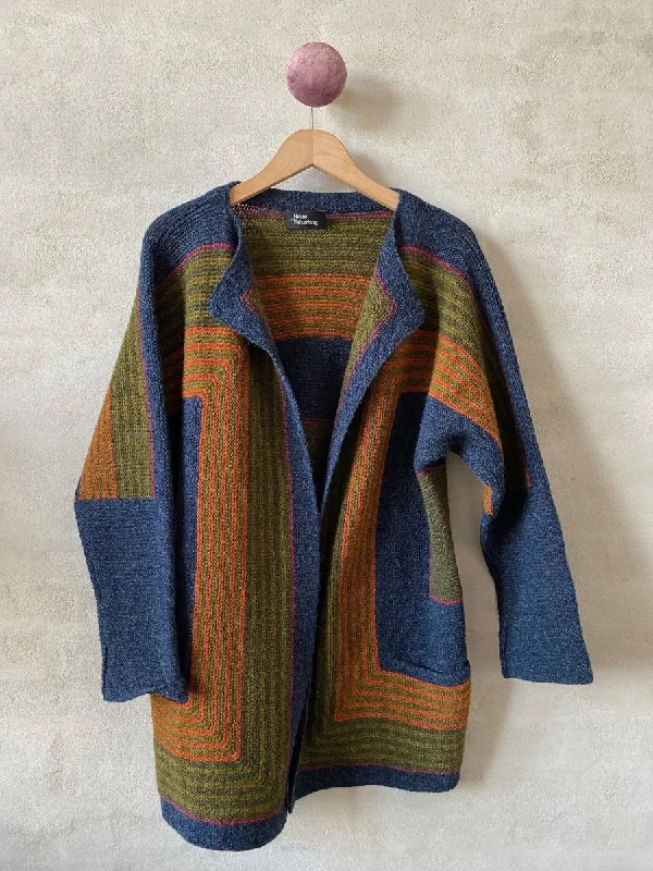 Plus Size Men's Embroidered Cardigan in Brown for a Unique and Stylish Statement Pagode jakke af Hanne Falkenberg, Önling no 20, strikkekit (5 farver)